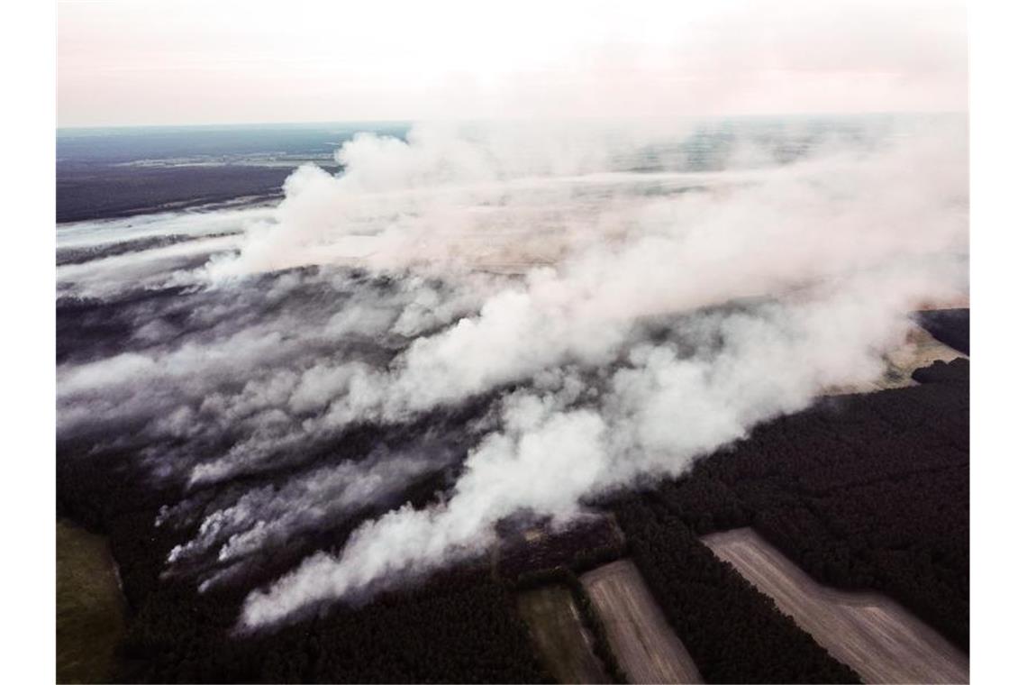 Rauch steigt in der Nähe von Jüterbog auf. In Brandenburg sind seit Beginn der Woche mehrere Waldbrände ausgebrochen. Foto: Julian Stähle