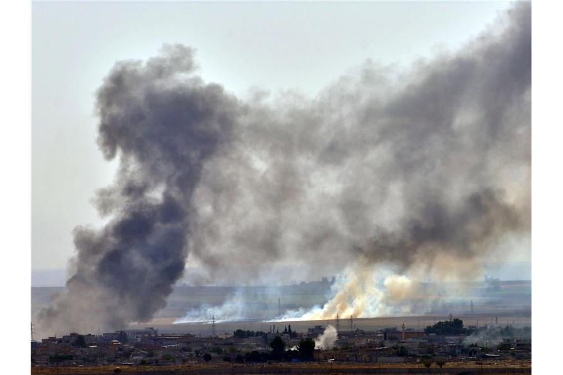 Trump kündigt Sanktionen gegen Türkei an Rauch steigt in der nordsyrischen Stadt Ras al-Ain während eines Angriffs der türkischen Armee auf. Foto: Mustafa Kaya/XinHua/dpa