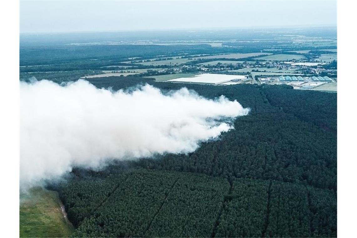 Hitzewarnung für den Osten - Waldbrände in Brandenburg Rauch steigt in Folge eines Waldbrandes bei Jüterbog auf. Die Feuerwehr hat die Waldbrände aber unter Kontrolle gebracht. Foto: Julian Stähle