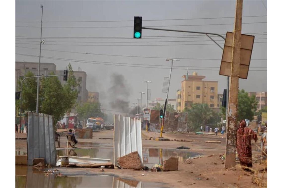 Weiterhin extrem angespannte Lage im Sudan Rauch steigt in Khartum hinter einer Straßenbarrikade auf, die Militärfahrzeuge aufhalten soll. Nach dem gewaltsamen Vorgehen der Sicherheitskräfte gegen Demonstranten ist die Zahl der Todesopfer weiter gestiegen. Foto: Mohammed Najib/AP