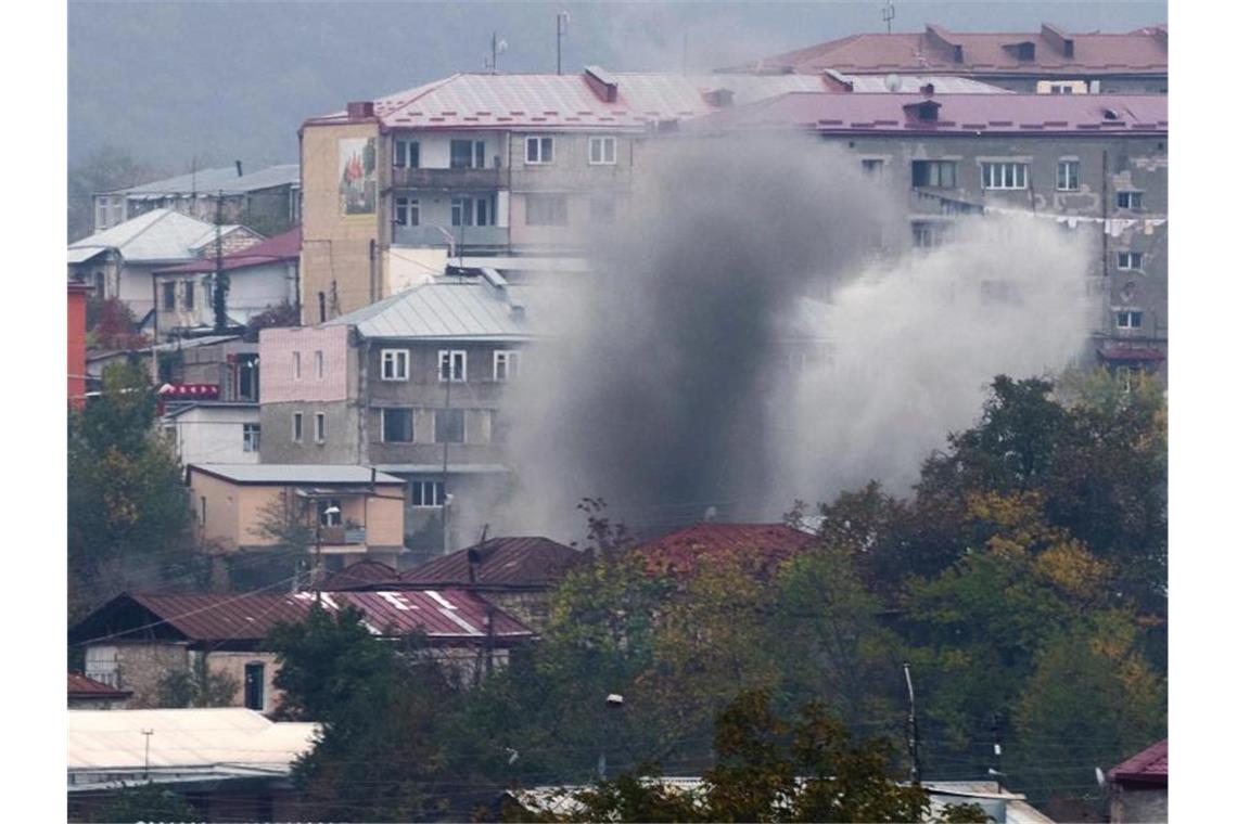 Rauch steigt nach dem Beschuss durch die aserbaidschanische Artillerie zwischen Gebäuden in Stepanakert auf. Foto: Uncredited/AP/dpa