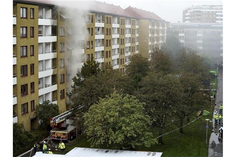 Rauch steigt nach der Explosion aus dem Wohnhaus auf. Foto: Bjorn Larsson Rosvall/TT News Agency/AP/dpa