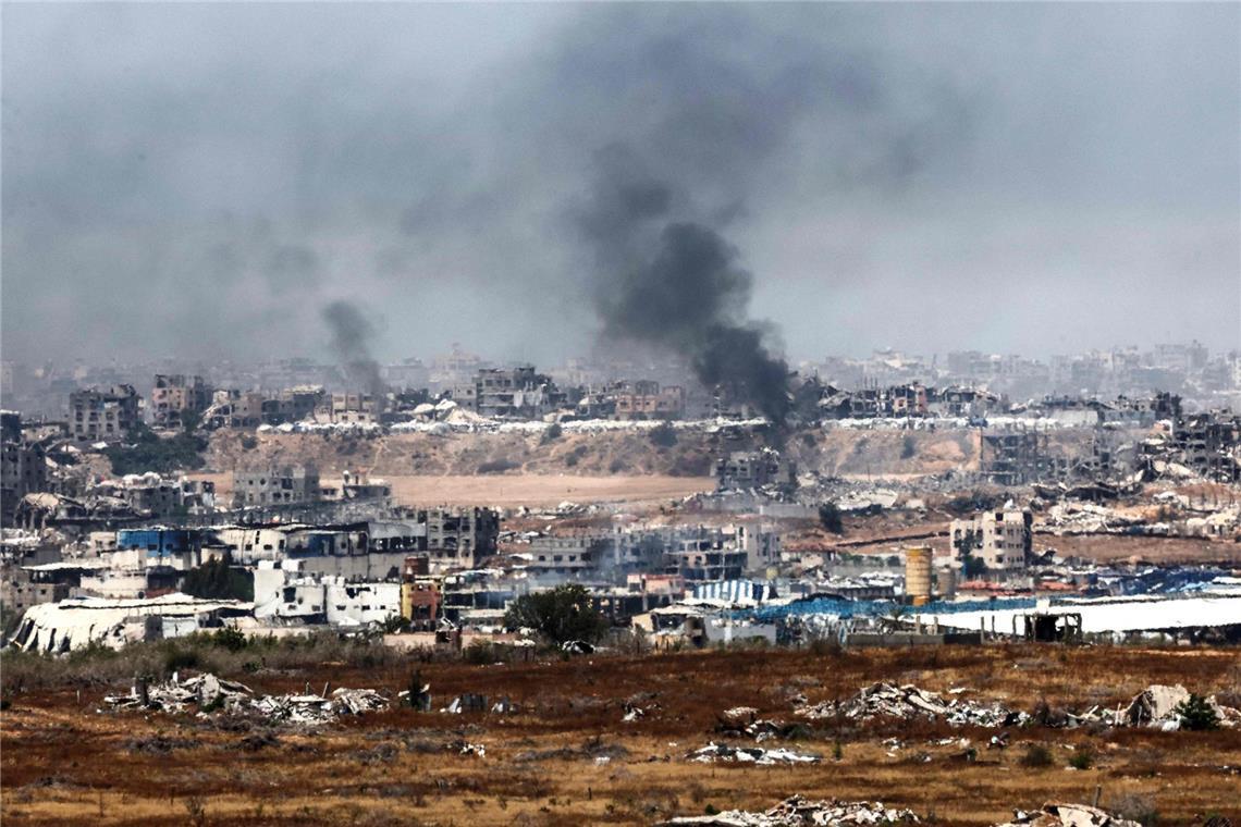 Netanjahu warnt Einwohner der Stadt Gaza: „verschwinden Sie" Rauch steigt nach einem Bombardement der israelischen Armee im Gazastreifen auf, vom Süden Israels aus gesehen. (Archivbild)