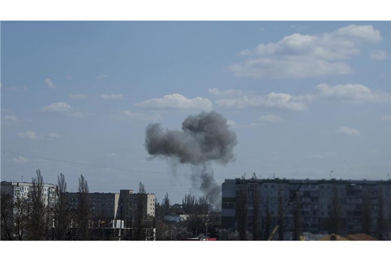 Rauch steigt nach einem Drohnenangriff über der ukrainischen Stadt Sumy auf (Archivbild).