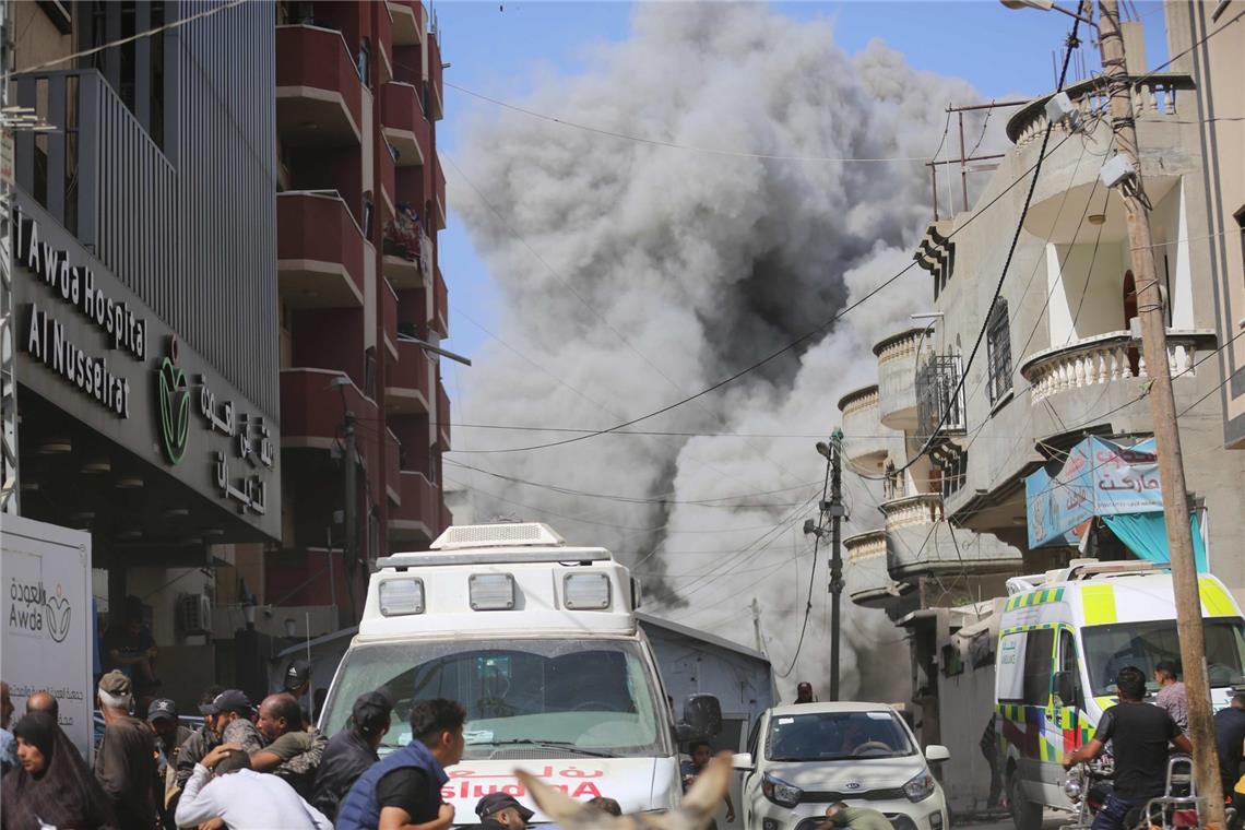 Netanjahu warnt Einwohner der Stadt Gaza: „verschwinden Sie" Rauch steigt nach einem israelischen Angriffen im Flüchtlingslager Nuseirat im zentralen Gazastreifen auf.