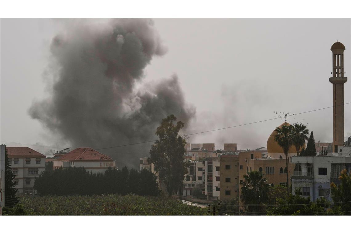 Rauch steigt nach einem israelischen Luftangriff auf. Im Libanon gab es fünf weitere Tote (Archivfoto).