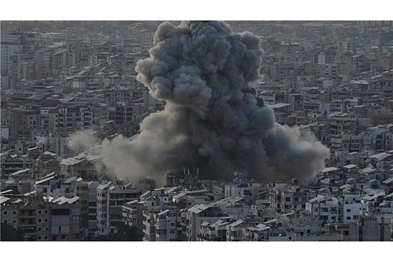 Rauch steigt nach einem israelischen Luftangriff über einem Vorort von Beirut auf.