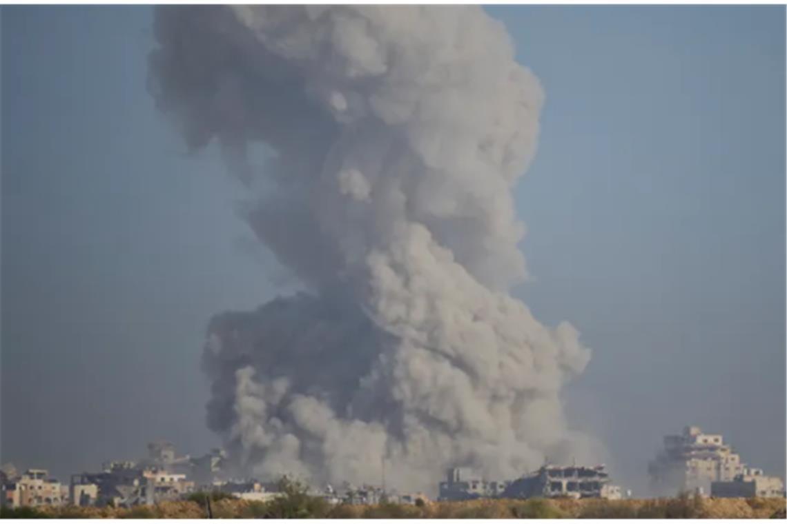 Rauch steigt nach einer Explosion im Gazastreifen auf.