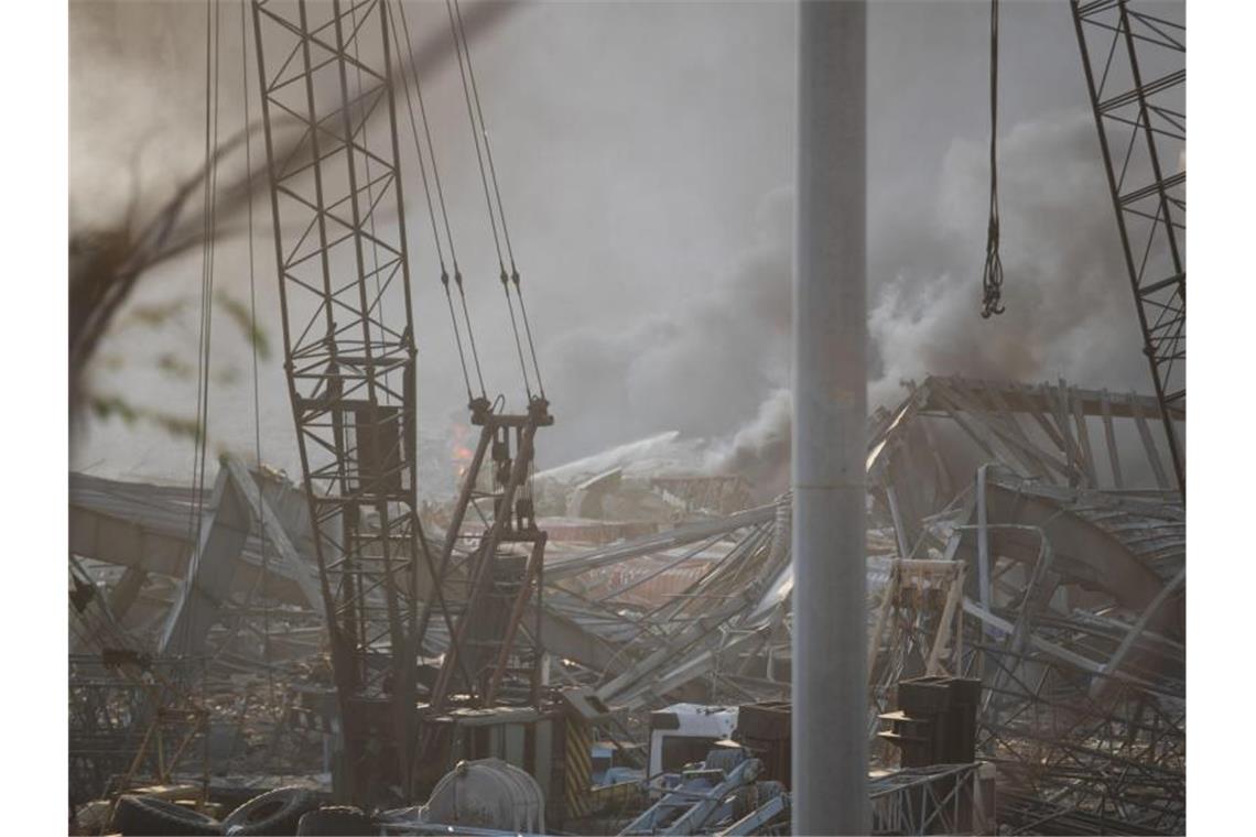 Rauch steigt nach einer Explosion über den Trümmern eines zerstörten Gebäudes auf. Foto: Hassan Ammar/AP/dpa