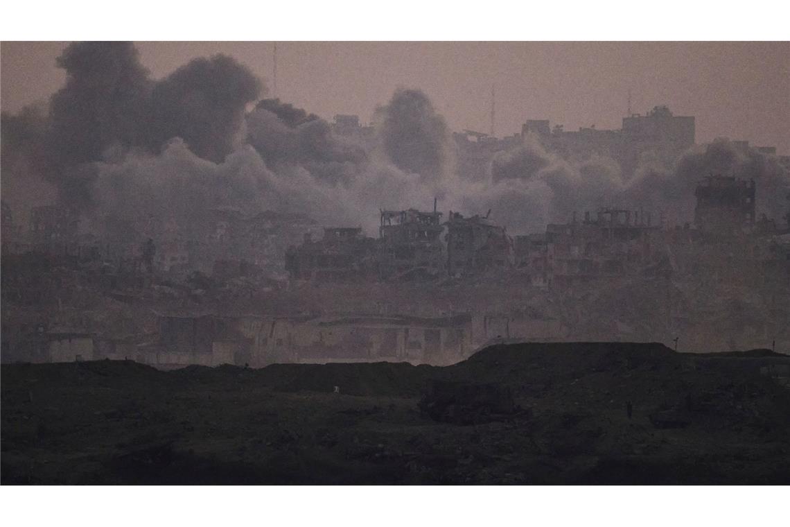 Bilder des Tages Rauch steigt nach einer Explosion während israelischer Luft- und Bodenoperationen im Gazastreifen auf.