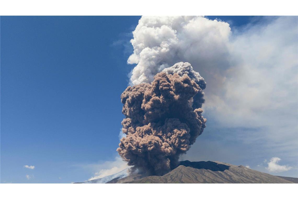 Touristen flüchten vom Ätna auf Sizilien: Eruption im Video Rauch steigt über dem Ätna auf Sizilien auf.