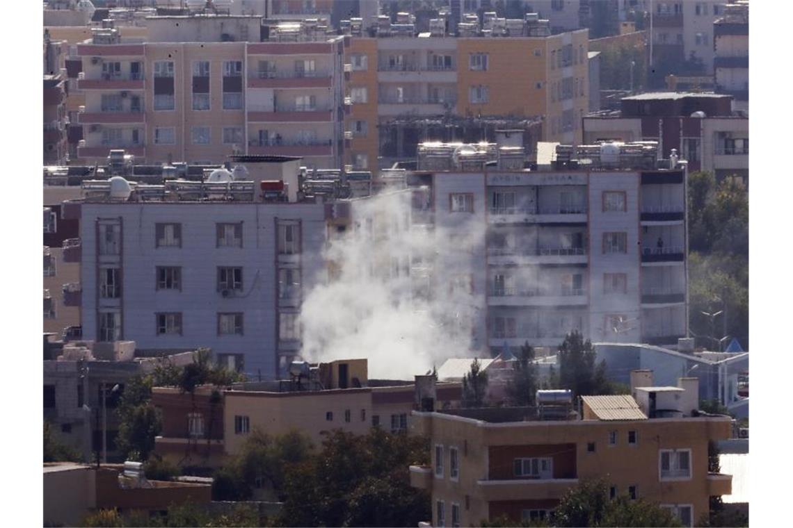 Rauch steigt über der syrischen Stadt Ras al-Ain auf. Foto: Lefteris Pitarakis/AP/dpa