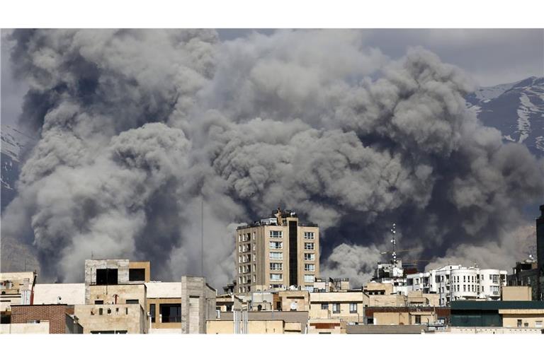 Rauch steigt über Irans Hauptstadt Tehran auf. (Archivbild)