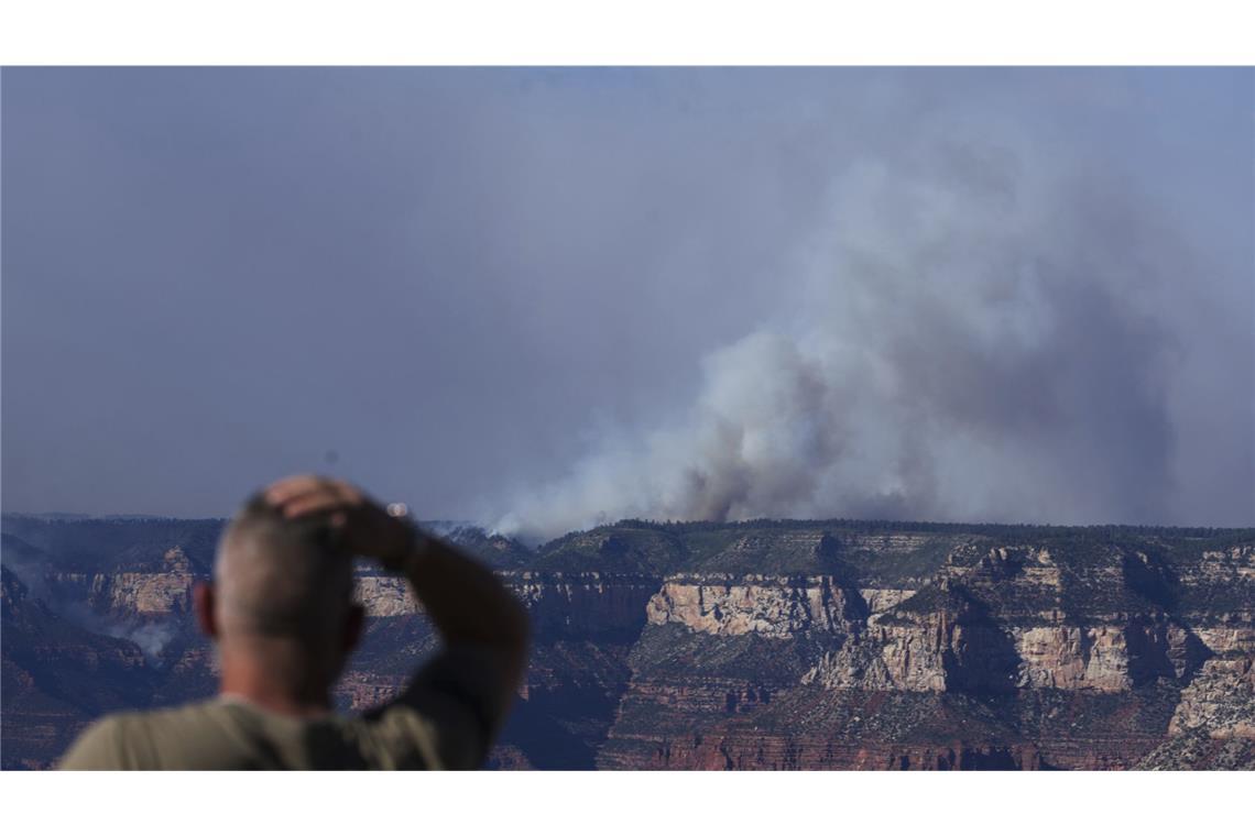 Grand Canyon: Nationalheiligtum steht in Flammen Rauch steigt vom Dragon Bravo Fire am Grand Canyon auf, gesehen vom Mather Point in der Nähe von Grand Canyon Village.