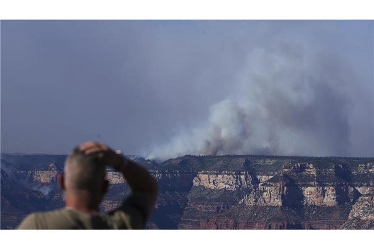 Rauch steigt vom Dragon Bravo Fire am Grand Canyon auf, gesehen vom Mather Point in der Nähe von Grand Canyon Village.