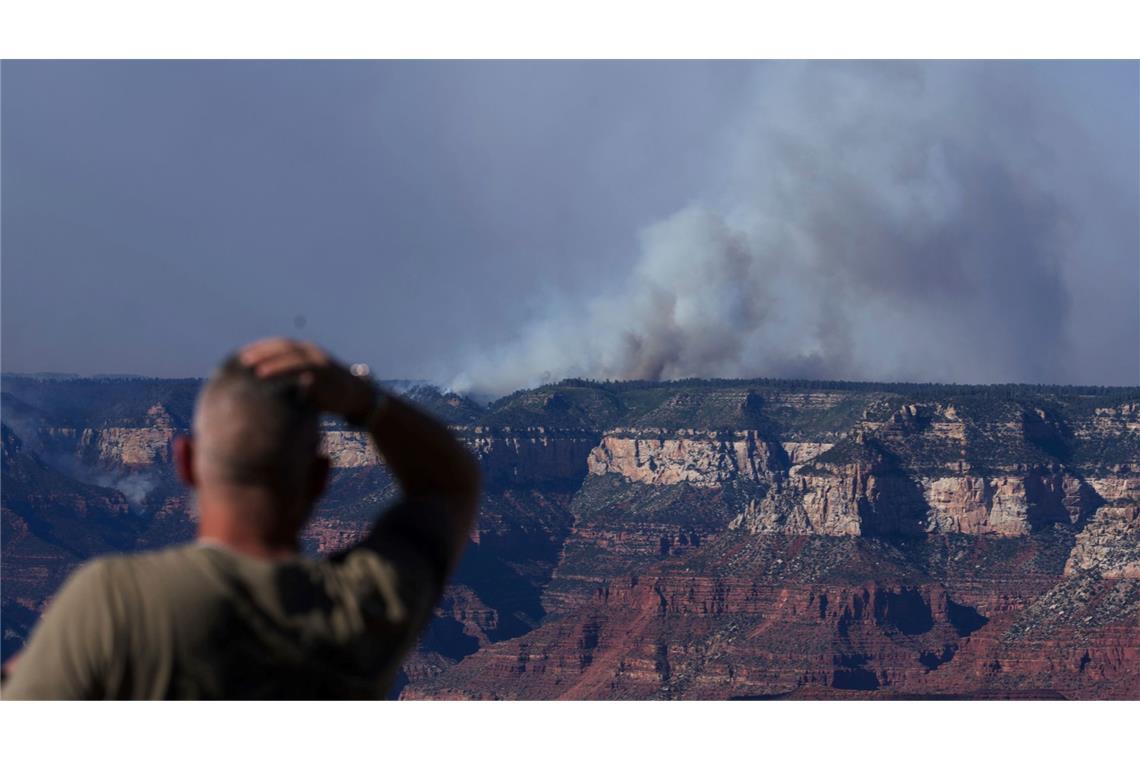 Bilder des Tages Rauch steigt vom Dragon Bravo Fire am Grand Canyon in den USA auf.