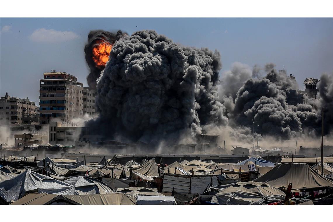 Rauch steigt vom Harmony Tower auf, direkt nachdem er von israelischen Streitkräften im westlichen Gazastadt bombardiert wurde (Archivfoto).