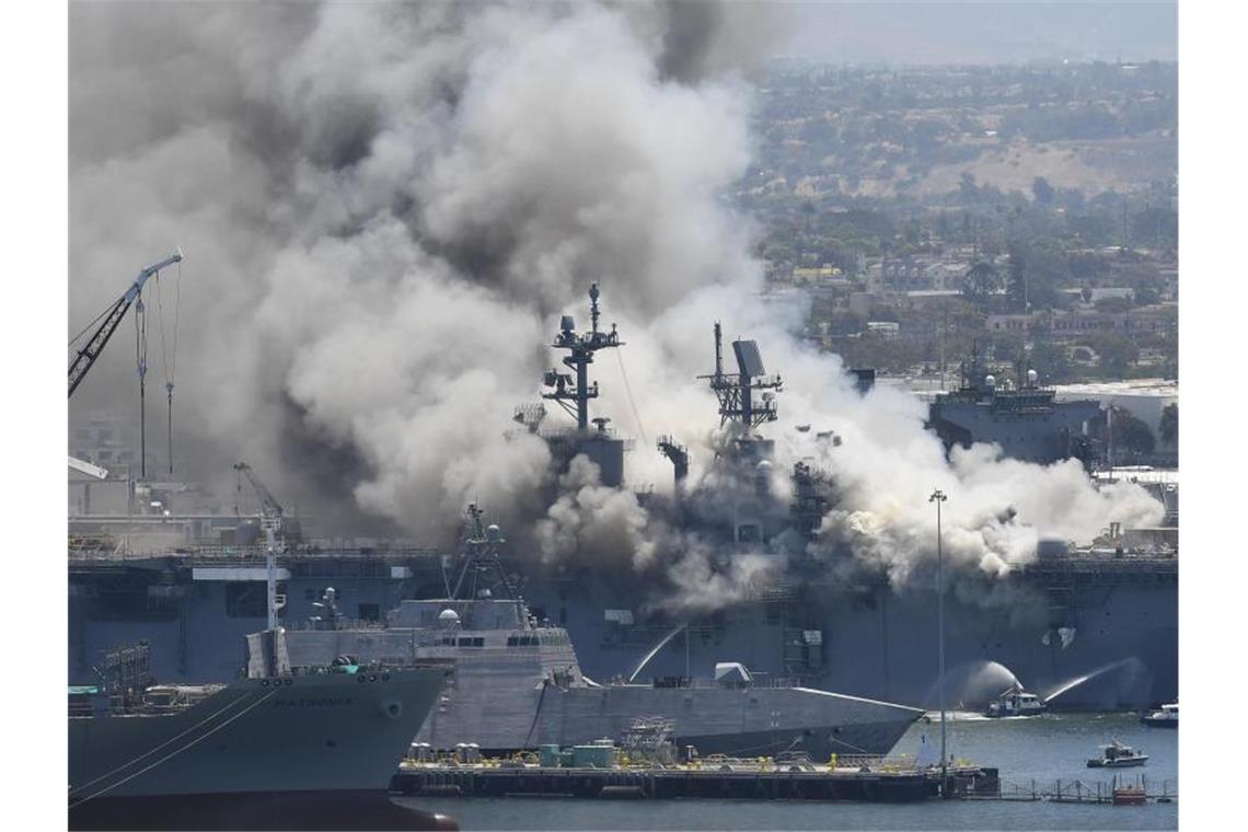 Rauch steigt vom US-Kriegsschiff „USS Bonhomme Richard“ im Marinestützpunkt San Diego auf. Bei einem Feuer auf dem US-Kriegsschiff sind nach Angaben der Marine mehrere Soldaten verletzt worden. Foto: Denis Poroy/AP/dpa