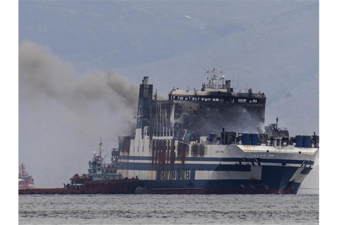 Weitere Leichen in italienischer Autofähre entdeckt Rauch steigt von der unter italienischer Flagge fahrenden Autofähre „Euroferry Olympia“ auf (Archivbild). Auf dem Schiff wurden weitere Leichen entdeckt. Foto: Petros Giannakouris/AP/dpa