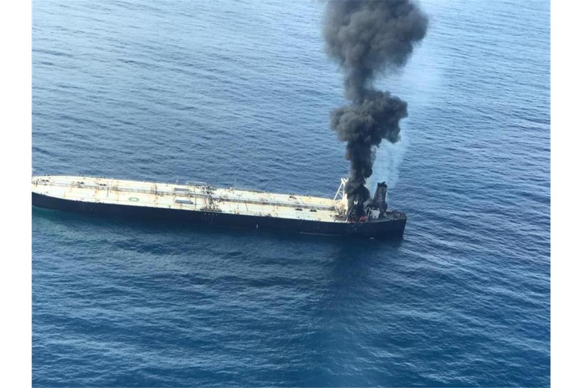 Rauch steigt von einem in Panama registrierten Öltanker etwa 38 Seemeilen (70 Kilometer) östlich von Sri Lanka auf. 270.000 metrische Tonnen Öl drohten ins Meer auszulaufen. Foto: Uncredited/Sri Lankan Air Force/AP/dpa