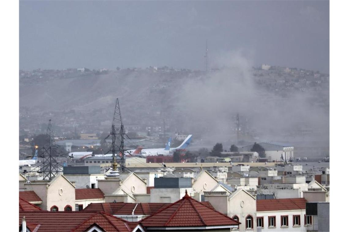 Nach Blutbad von Kabul: Biden kündigt Vergeltung an Rauch steigt von einer der Explosionen außerhalb des Flughafens auf. Foto: AP/dpa