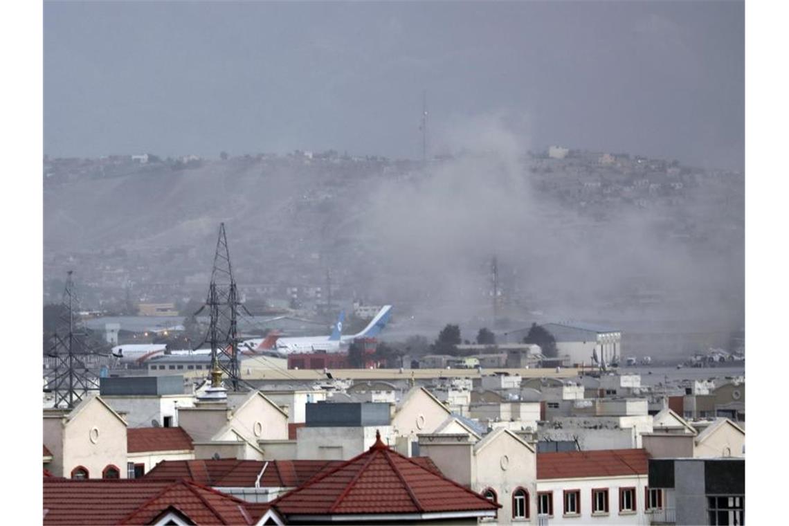 Rauch steigt von einer Explosion außerhalb des Flughafens in Kabul auf. Die Explosion ereignete sich außerhalb des Flughafens, wo Tausende Menschen nach der Machtübernahme der militant-islamistischen Taliban auf der Evakuierung aus Afghanistan zusammengekommen sind. Foto: ---/AP/dpa