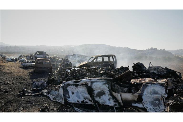 Rauch steigt von verbrannten Autos auf einem Schrottplatz auf, den israelische Siedler  im Westjordanland angezündet haben (Archivbild).