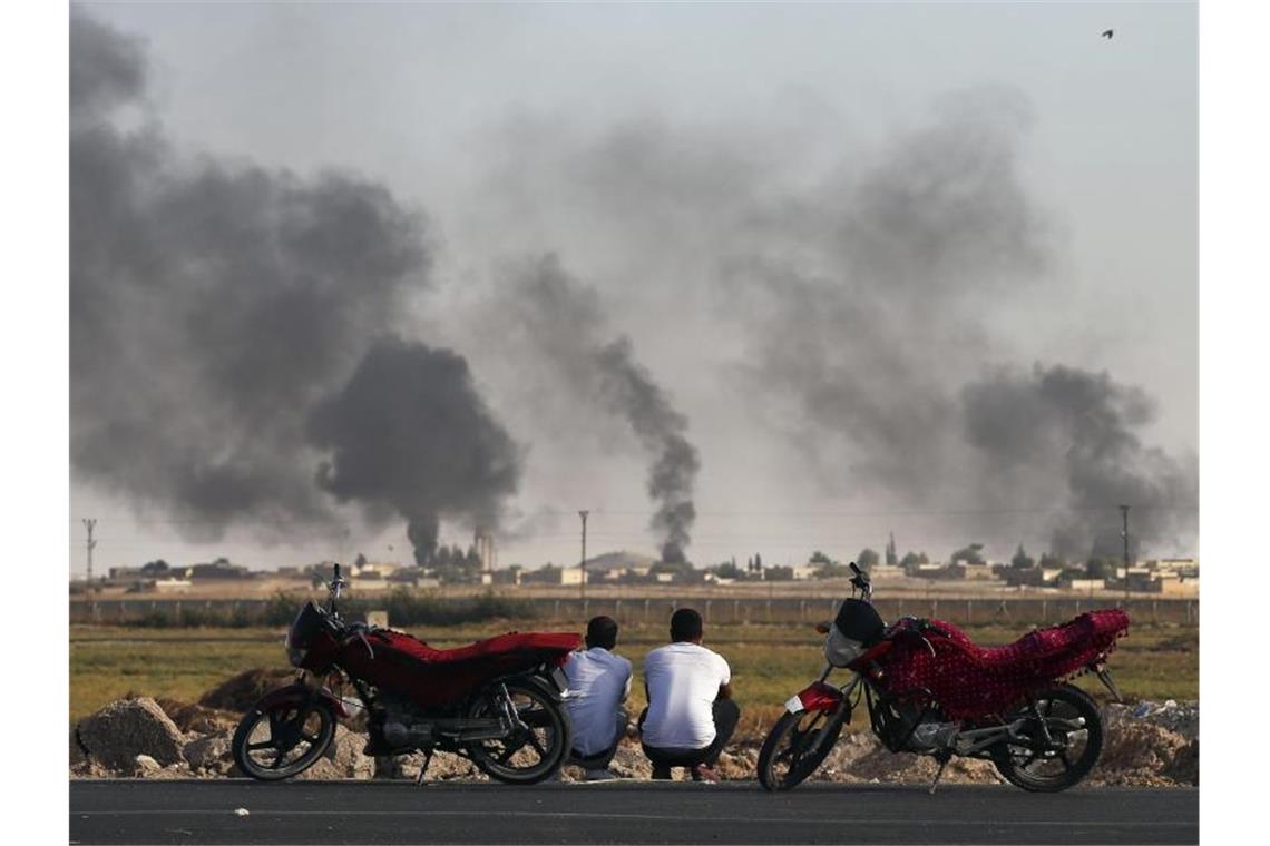 USA fordern Abbruch von Syrien-Offensive Rauch über ddem syrisch-türkischen Grenzgebiet: Die türkische Militäroffensive richtet sich gegen die kurdische YPG-Miliz, die auf syrischer Seite der Grenze ein große Gebiete kontrolliert. Foto: Emrah Gurel/AP/dpa