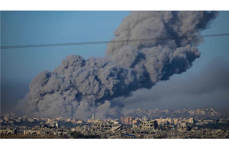 Rauch über dem Gazastreifen, aufgenommen von Isreal aus.