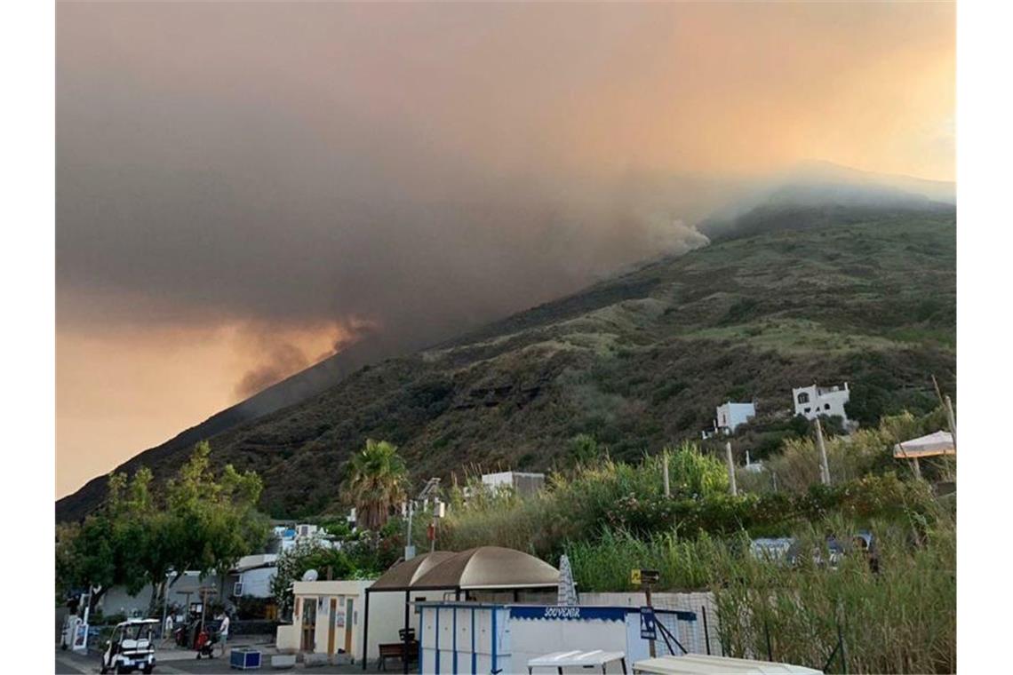 „Dachte an Pompeji“: Stromboli versetzt Touristen in Angst Rauch über Lipari: Der Stromboli gehört zu den aktivsten Vulkanen in Italien und bildet eine kleine Insel vor Sizilien. Foto: Ansa/AP