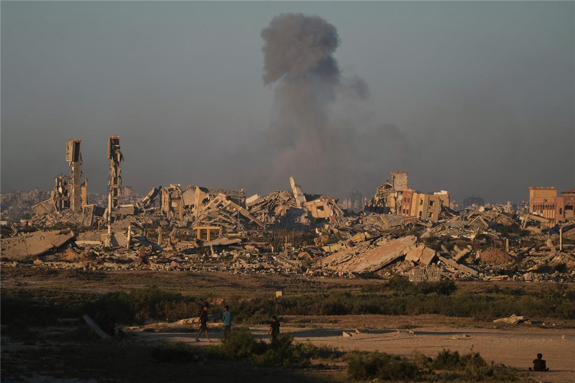 Rauch über zerstörten Gebäuden in Gaza.