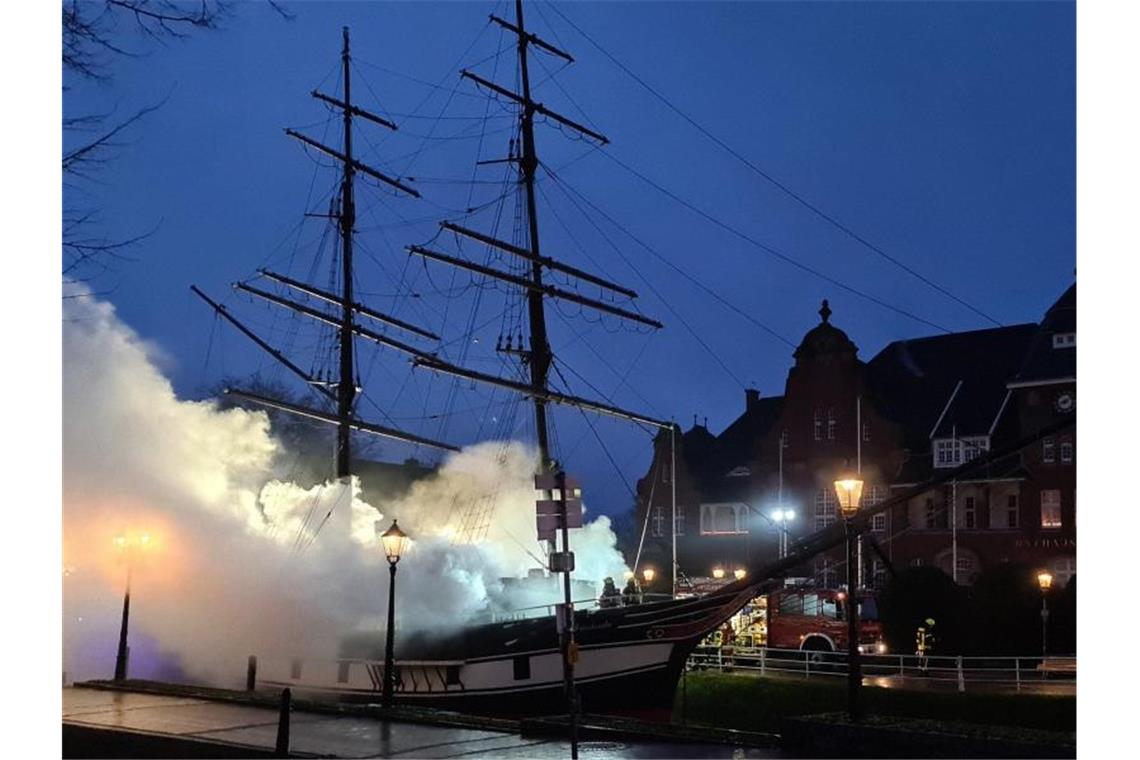Brand auf Museumsschiff „Friederike von Papenburg“ Rauch und Dampf steigt aus dem Museumsschiff „Friederike von Papenburg“. Es hatte am Samstagmorgen Feuer gefangen. Foto: NWM/dpa