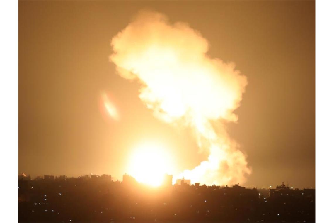 Rauch und ein Feuerball steigen nach einem Luftangriff im südlichen Gazastreifen auf. Foto: Ashraf Amra/APA Images via ZUMA Press Wire/dpa