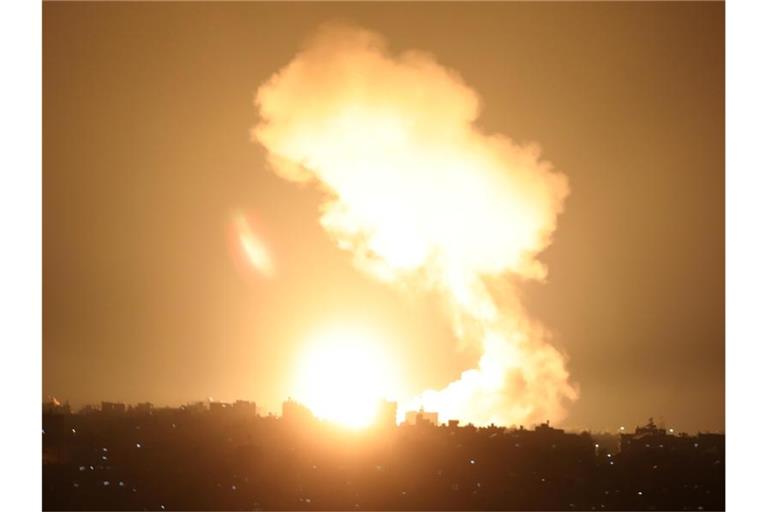 Rauch und ein Feuerball steigen nach einem Luftangriff im südlichen Gazastreifen auf. Foto: Ashraf Amra/APA Images via ZUMA Press Wire/dpa