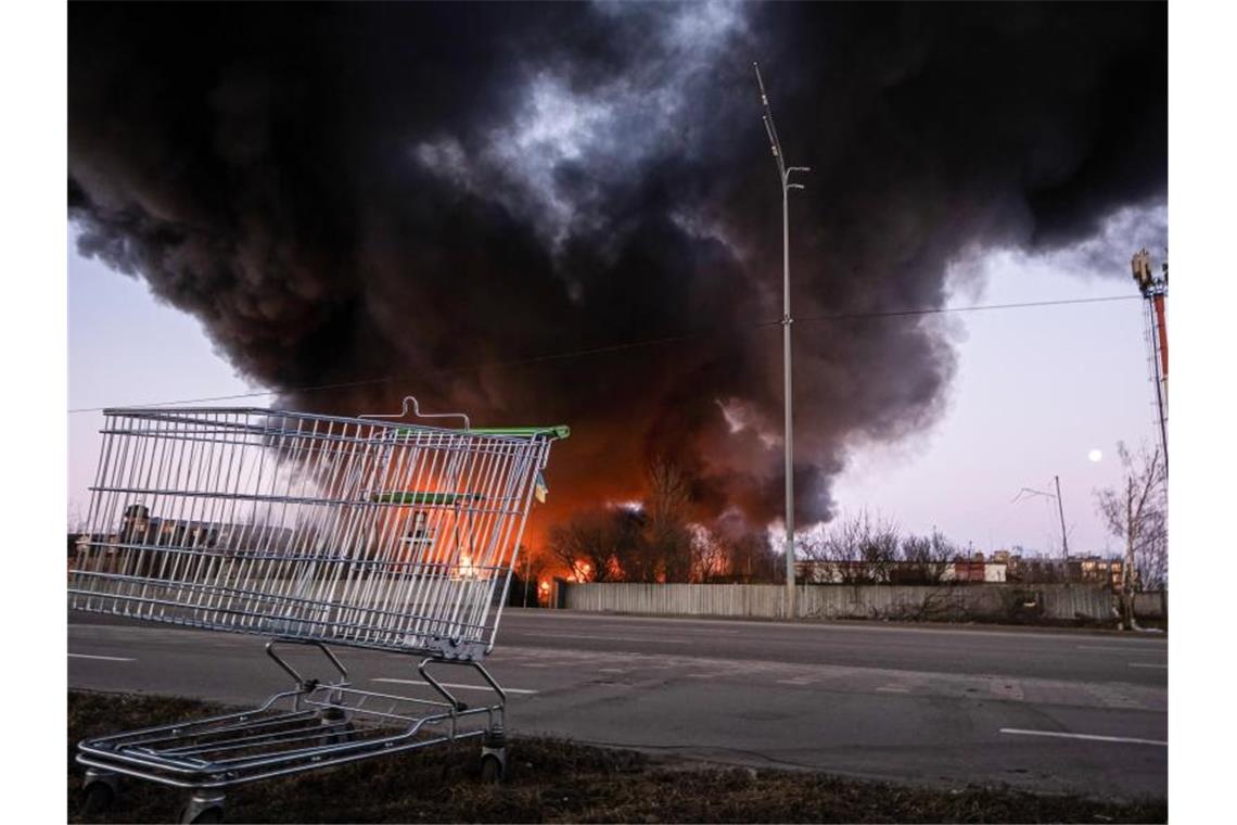 Krieg in der Ukraine: Das ist die aktuelle Lage Rauch und Flammen, die durch eine Bombardierung verursacht wurden, steigen über der Hauptstadt auf. Foto: Alex Chan Tsz Yuk/SOPA Images via ZUMA Press Wire/dpa