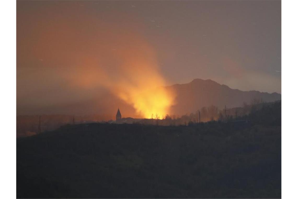 Kämpfe in Berg-Karabach: Aserbaidschan erobert weitere Orte Rauch und Flammen markieren den Ort erbitterter Gefechte zwischen armenischen und aserbaidschanischen Streitkräften. Foto: //AP/dpa