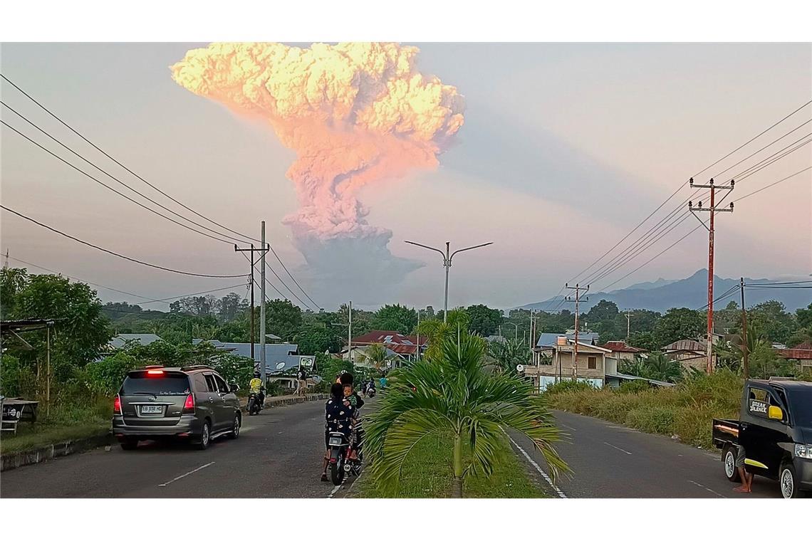 Bilder des Tages Rauch und vulkanisches Material steigen während eines Ausbruchs vom Vulkan Lewotobi Laki-laki in Indonesien auf.