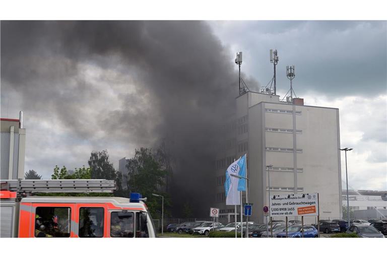 Rauch verhüllt ein Gebäude in Berlin-Lichtenfelde. Bei einem Großbrand in einer Firma für Metalltechnik hat sich am Freitag eine riesige Rauchwolke über dem Westen der Stadt gebildet.
