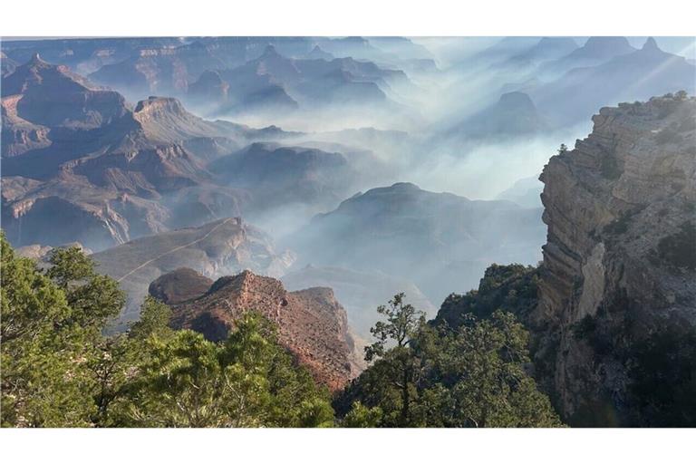 Rauch von Waldbränden liegt über dem Grand Canyon Nationalpark im Norden Arizonas.