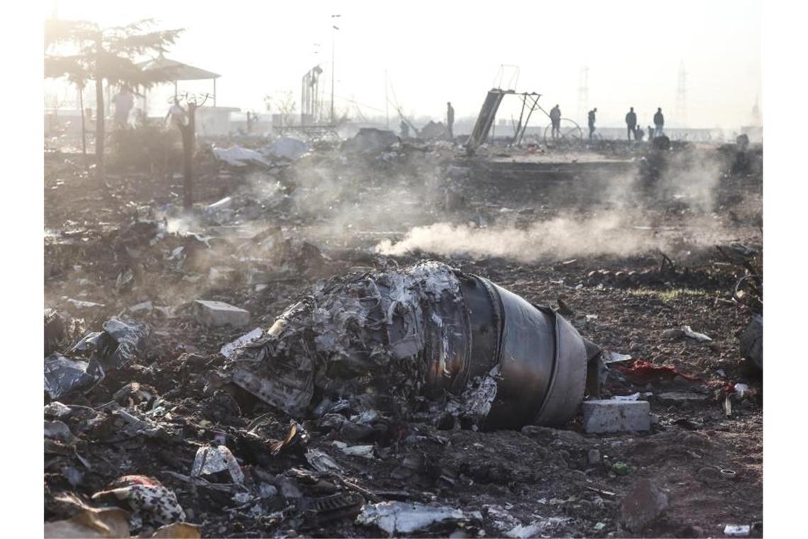 Über 170 Tote bei Flugzeugabsturz im Iran Rauchende Trümmer einer Turbine der ukrainischen Passagiermaschine am Absturzort. Foto: Mahmoud Hosseini/dpa