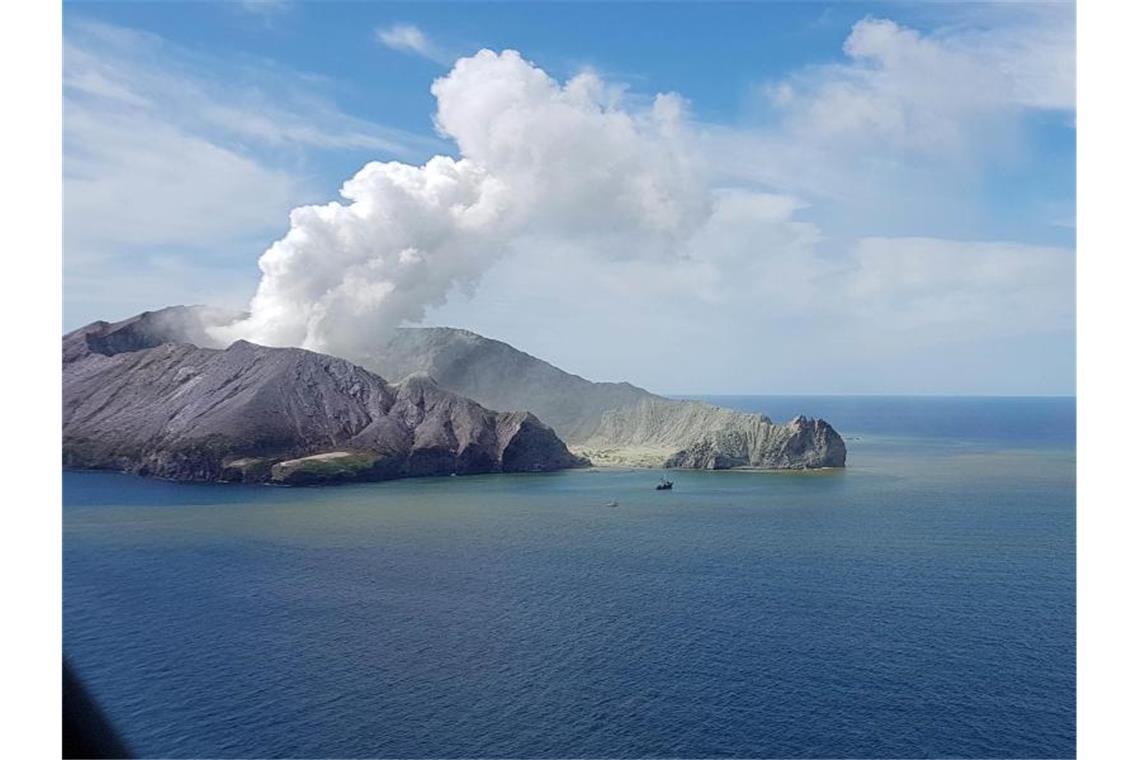 Rauchender Vulkan auf der White Island: Neuseelands Ureinwohner nennen ihn Whakaari - den „dramatischen Vulkan“. Foto: Supplied/AUCKLAND RESCUE HELICOPTER TRUST/AAP/dpa
