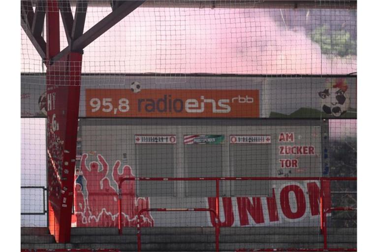 Rauchentwicklung hinter einer Tribüne im Stadion An der Alten Försterei. Foto: Andreas Gora/dpa POOL/dpa