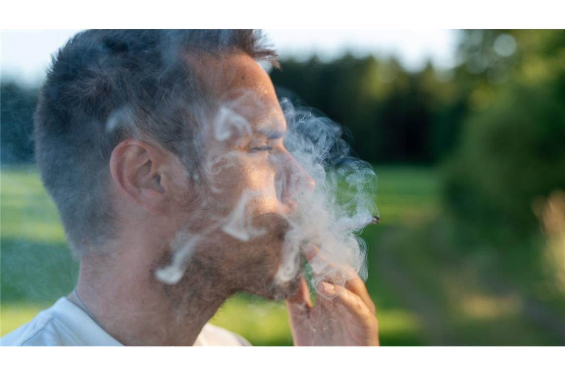 Raucherinnen und Raucher in Baden-Württemberg müssen sich womöglich bald auf strengere Regeln einstellen (Symbolfoto).