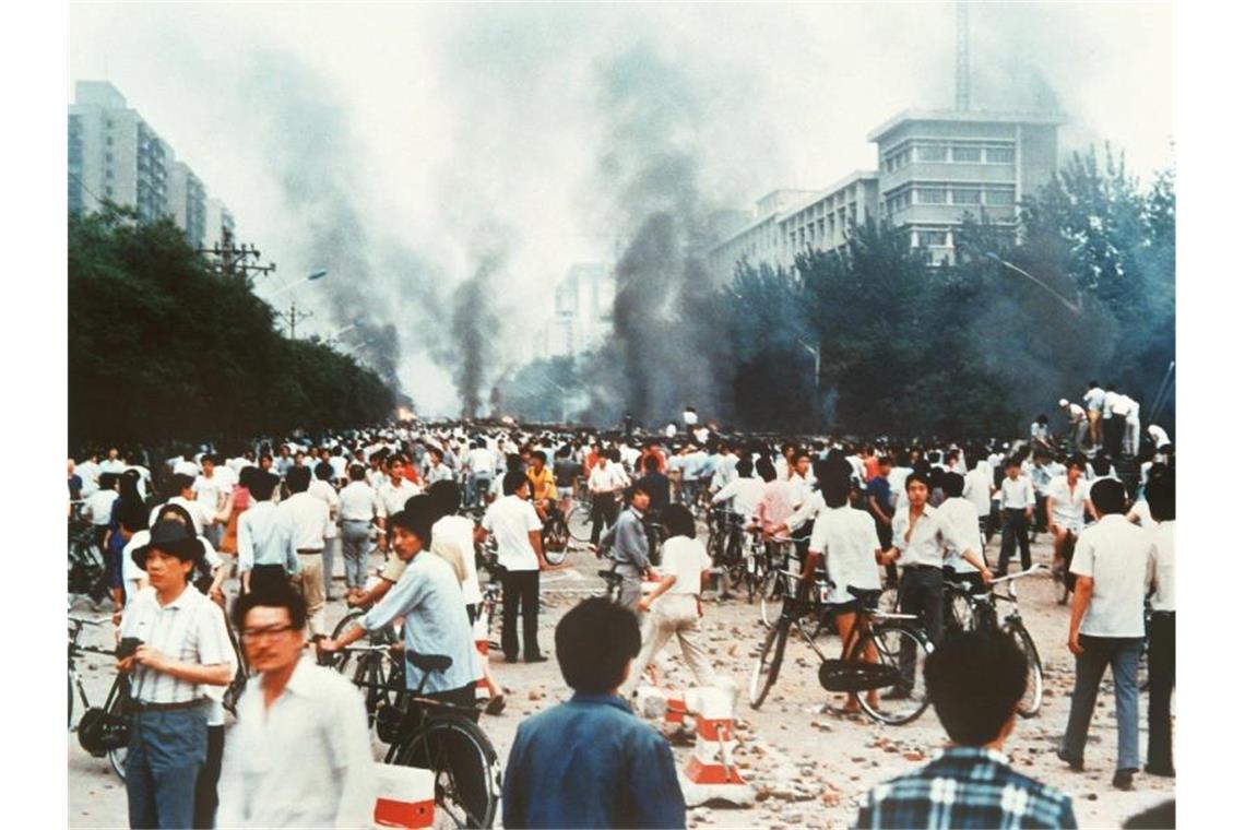 30. Jahrestag des Massakers: China verteidigt Militäreinsatz Rauchsäulen, Verwüstung und ratlose Menschen am 4. Juni 1989 auf der Changan Avenue in Peking. Foto: Kyodo News
