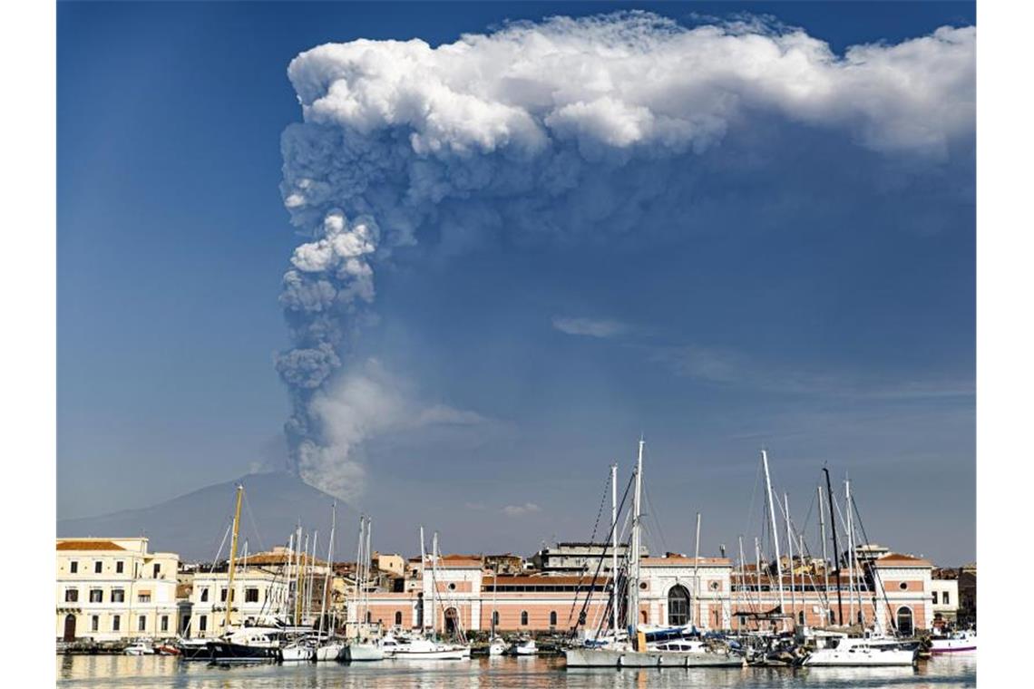 Rauchschwaden aus dem Krater des Vulkans Ätna steigen im Hintergrund von Catania auf. Der Vulkan im Osten Siziliens ist sowohl der aktivste Vulkan Europas als auch der größte des Kontinents. Foto: Salvatore Allegra/AP/dpa