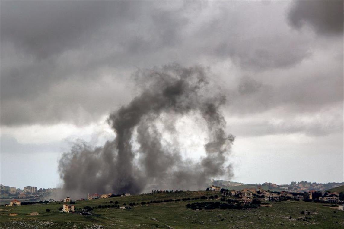 Rauchschwaden nach einem israelischen Luftangriff auf das südlibanesische Dorf Kfar Tebnit.