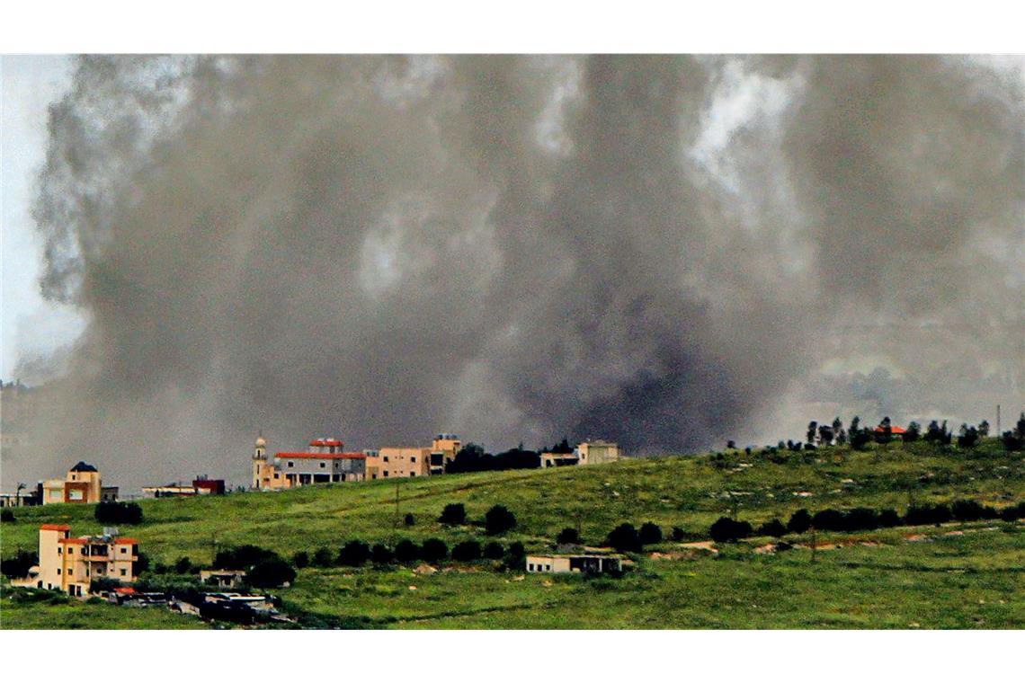 Rauchschwaden nach einem israelischen Luftangriff auf das südlibanesische Dorf Kfar Tebnit (Archivfoto).