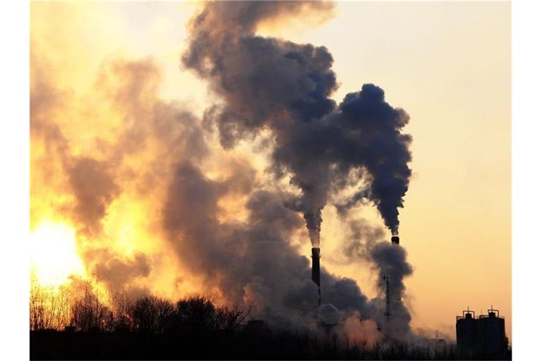 Rauchschwaden steigen aus den Schornsteinen einer Maisverarbeitungsanlage in Changchun in der nordostchinesischen Provinz Jilin. (Archivbild). Foto: Bei Feng/epa/dpa