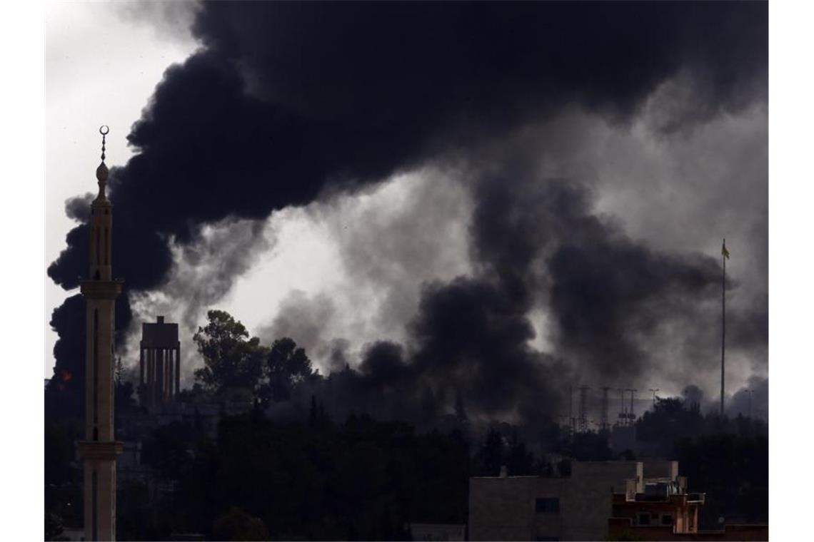 USA fordern Abbruch von Syrien-Offensive Rauchschwaden steigen nach der Bombardierung durch türkische Streitkräfte über dem syrischen Teil des Stadtgebietes von Tall Abjad auf. Foto: Lefteris Pitarakis/AP/dpa