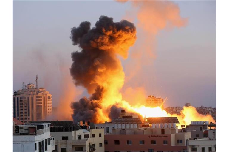 Rauchschwaden steigen nach einem israelischen Luftangriff auf Gaza-Stadt in den Himmel. Foto: Ashraf Amra/APA Images via ZUMA Wire/dpa